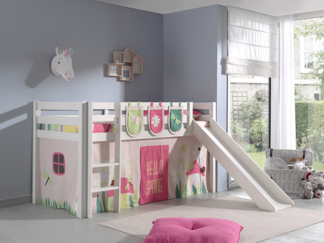Deze Pino Combinatie Bestaat Uit Een Witte Pino Hoogslaper Met Glijbaan Een Speelgordijn 8216 Spring 8217 En 3 8216 Spring 8217 Zakjes