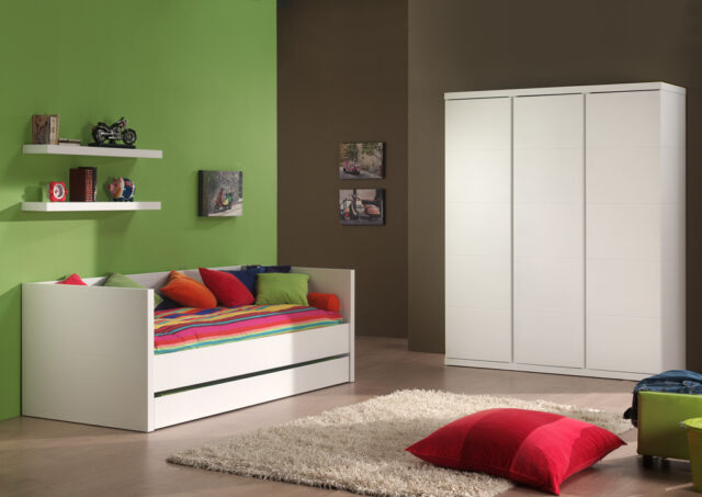 Deze Lara Combinatie In Wit Bestaat Uit Een Kajuitbed 90 215 200 Met Bijbehorend Rolbed 3 Deurs Kleerkast En 2 Hangplankjes