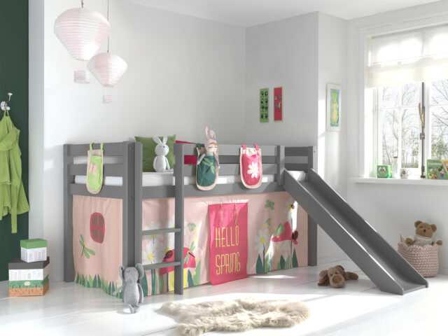 Deze Pino Combinatie Bestaat Uit Een Grijze Pino Hoogslaper Met Glijbaan Een Speelgordijn 8216 Spring 8217 En 3 Springzakjes